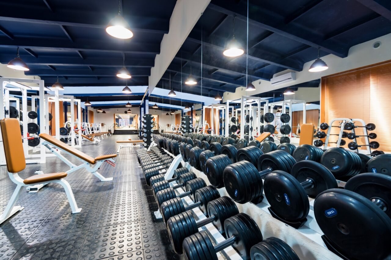 Fitnessspiegel als Spiegelwand im Fitnessstudio